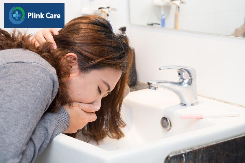 ốm nghén và nôn ói là các triệu chứng đi kèm khi máu báo thai xuất hiện