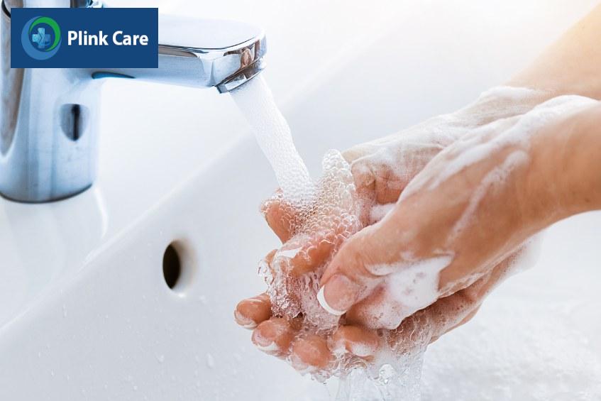 Rửa tay thường xuyên bằng xà phòng và nước sạch