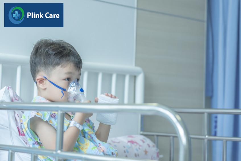 Trẻ bị hen suyễn nên được đưa đến bệnh viện