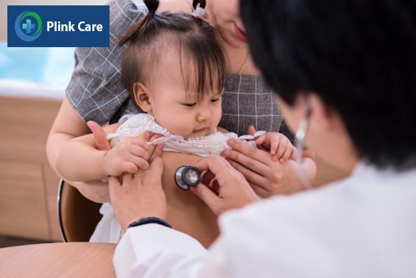 Trẻ có dấu hiệu hen suyễn nên được đưa đến bệnh viện