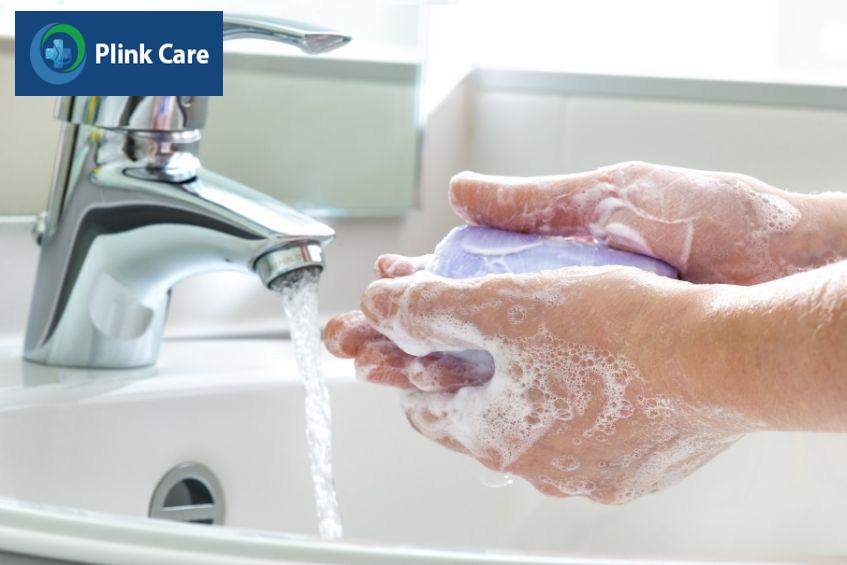 Vệ sinh tay sạch sẽ trước khi tiến hành đặt thuốc để tránh trầy xước và nhiễm trùng âm đạo