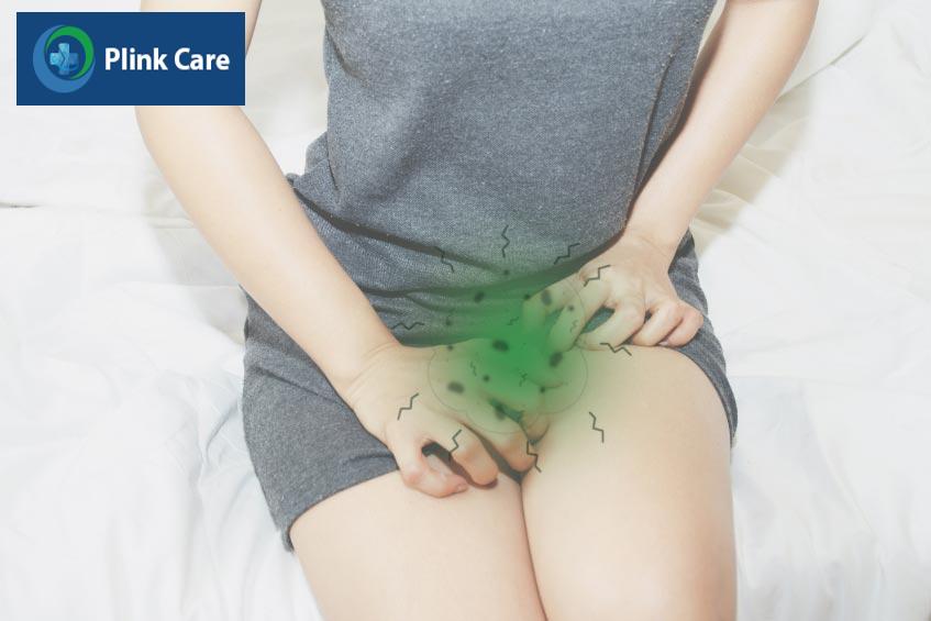 viêm âm đạo do vi khuẩn sẽ tiết ra mùi khó chịu, hôi tanh