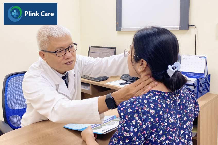 bác sĩ khám cho người bệnh