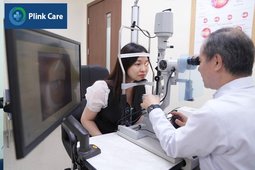 bác sĩ khám mắt bằng thiết bị hiện đại