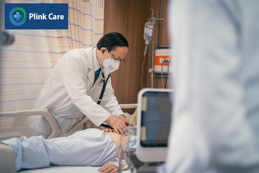 PGS.TS.BS PHẠM NGUYỄN VINH - Giám đốc Trung tâm Tim mạch, PlinkCare TP.HCM đang kiểm tra sức khỏe cho bệnh nhân tim mạch