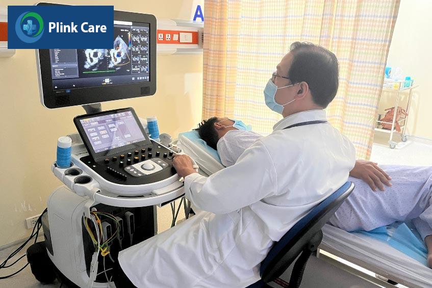 Bác sĩ sử dụng phương pháp siêu âm tim để theo dõi và đánh giá tình trạng của bệnh nhân
