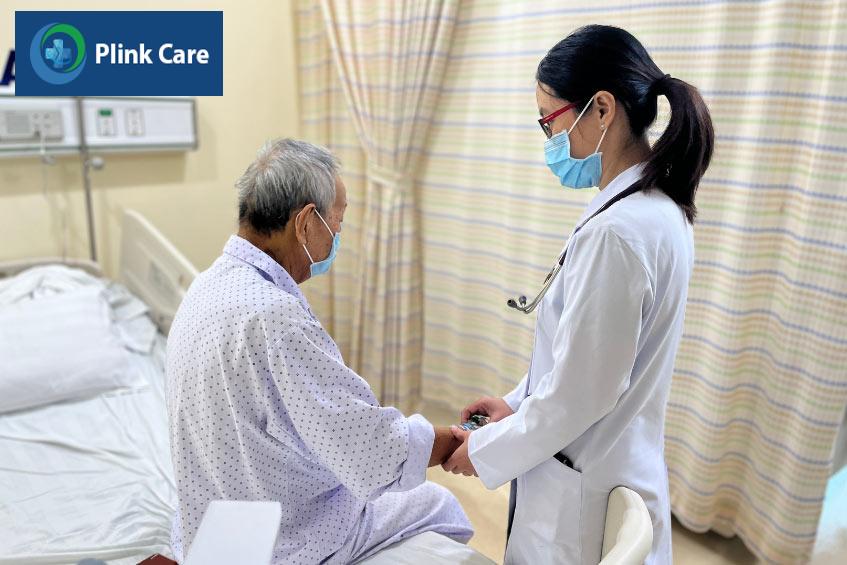 Bệnh nhân suy tim được bác sĩ theo dõi và chăm sóc sau khi điều trị