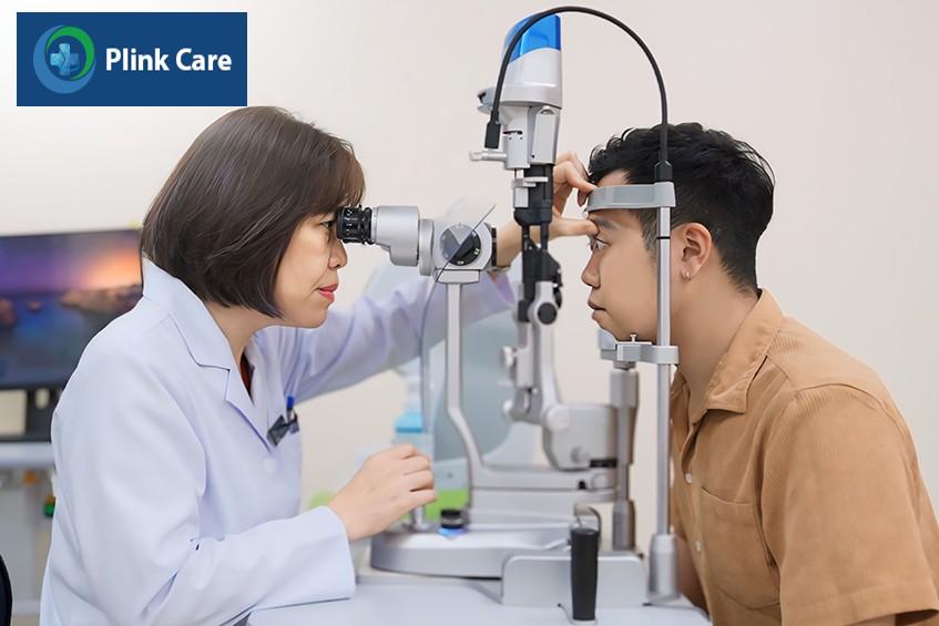 bác sĩ thăm khám cho bệnh nhân trước phẫu thuật