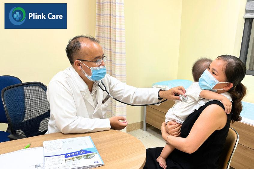 Bác sĩ thăm khám cho trẻ để tìm phương pháp điều trị phù hợp