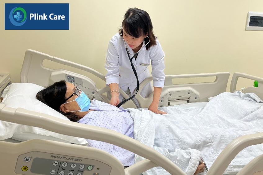 Bác sĩ thăm khám và theo dõi tình hình sức khỏe của bệnh nhân