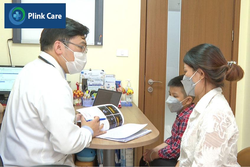 Bác sĩ theo dõi và thăm khám tình trạng sức khỏe tim mạch của trẻ