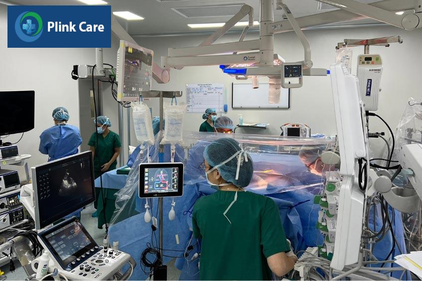Bác sĩ thực hiện phương pháp phẫu thuật điều trị bệnh hở van tim