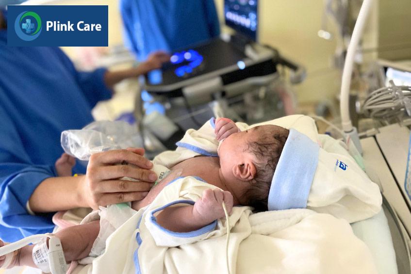 Bác sĩ thực hiện phương pháp siêu âm tim cho trẻ sơ sinh tại PlinkCare