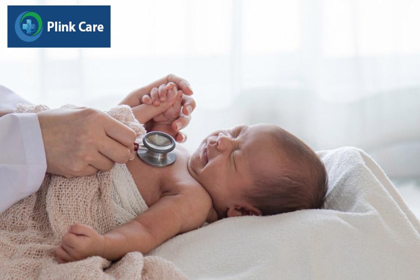 Bác sĩ thực hiện thăm khám lâm sàng cho trẻ