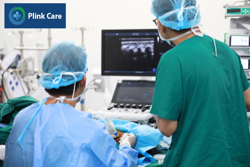 Bác sĩ thực hiện thủ thuật đóng lỗ thông liên nhĩ