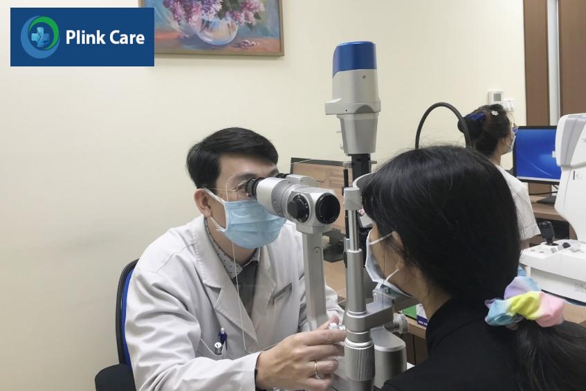 bác sĩ tùng bvdk tâm anh đang khám mắt cho người bệnh