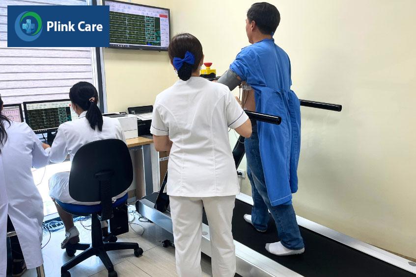 Bác sĩ và kỹ thuật viên hỗ trợ bệnh nhân chẩn đoán tình trạng tim to bằng phương pháp điện tâm đồ gắng sức