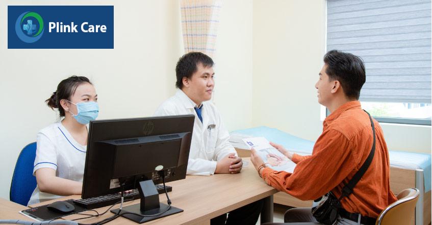 bs đoàn ngọc thiện đang tư vấn cho người bệnh