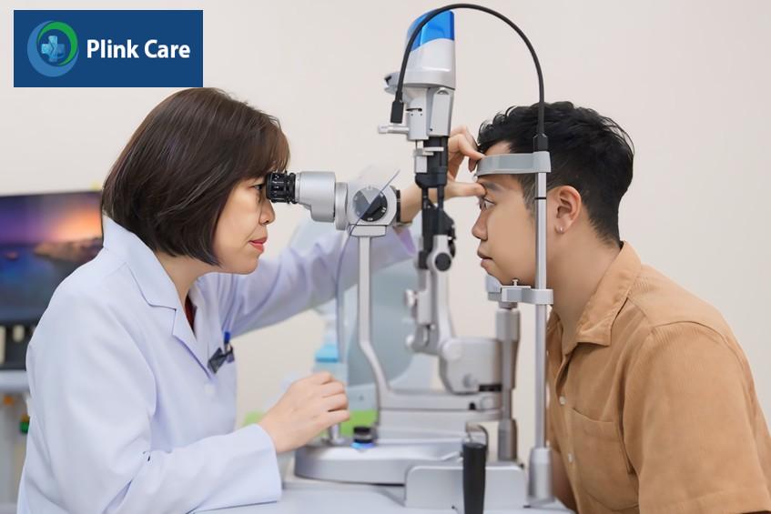 bác sĩ khám mắt cho bệnh nhân tại bvdk tâm anh