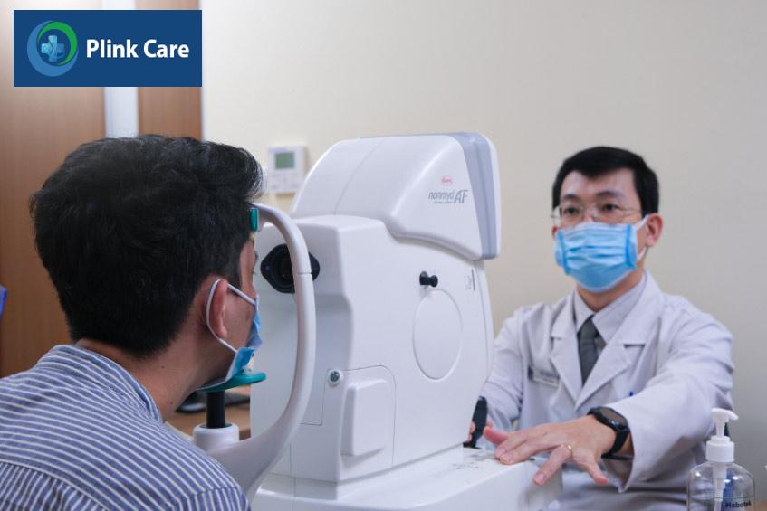 bs phạm huy vũ tùng đang đo độ cận mắt cho khách hàng