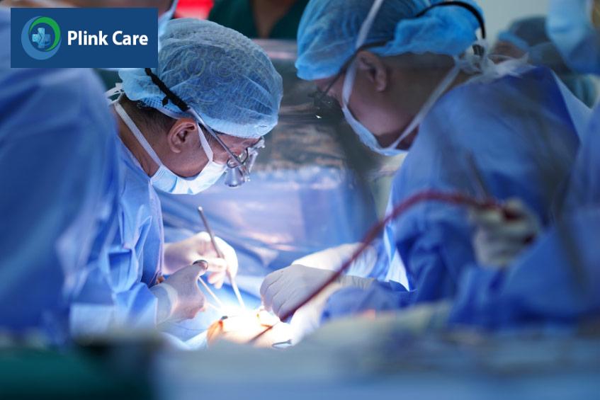 Bác sĩ tại PlinkCare thực hiện phẫu thuật thông liên nhĩ