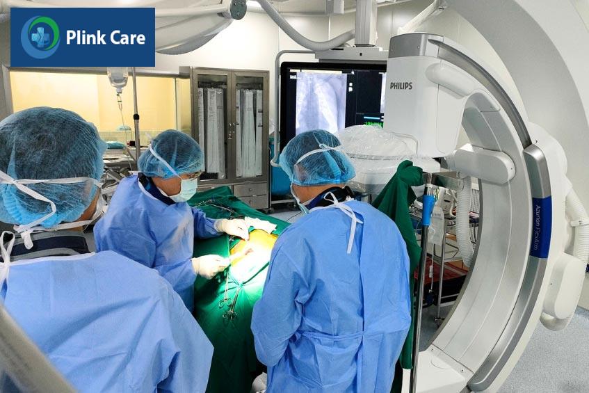 Các bác sĩ tại PlinkCare thực hiện đặt máy khử rung ICD