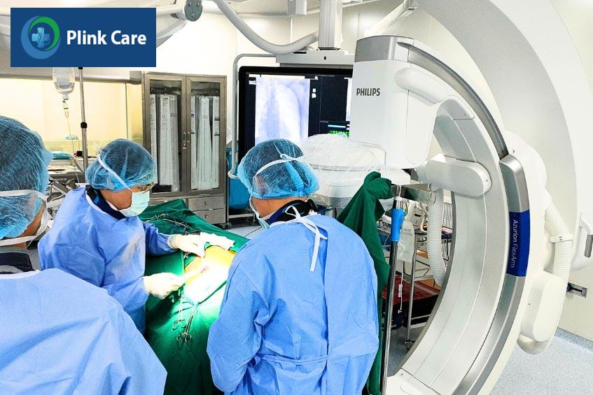 Bác sĩ tại PlinkCare thực hiện phẫu thuật đặt máy khử rung tim ICD