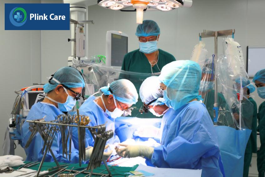 Các bác sĩ tại PlinkCare thực hiện phẫu thuật điều trị tim bẩm sinh cho trẻ