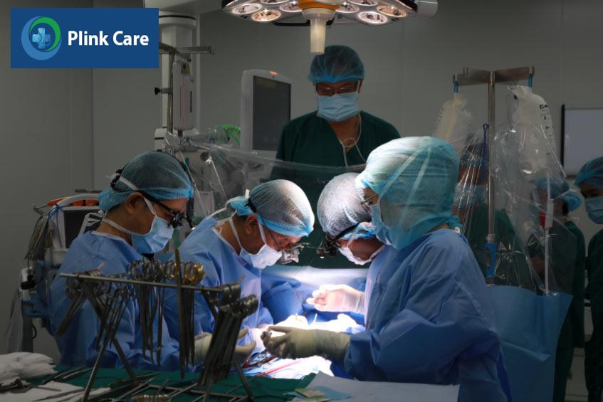 Các bác sĩ thực hiện phẫu thuật cho bệnh nhân suy tim