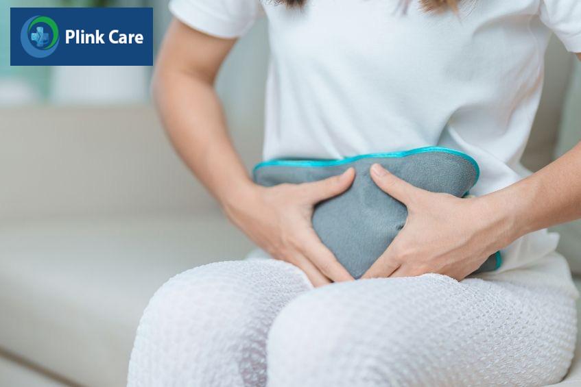 Chườm túi ấm hoặc khăn ấm có thể giúp giảm bớt cơn đau bụng