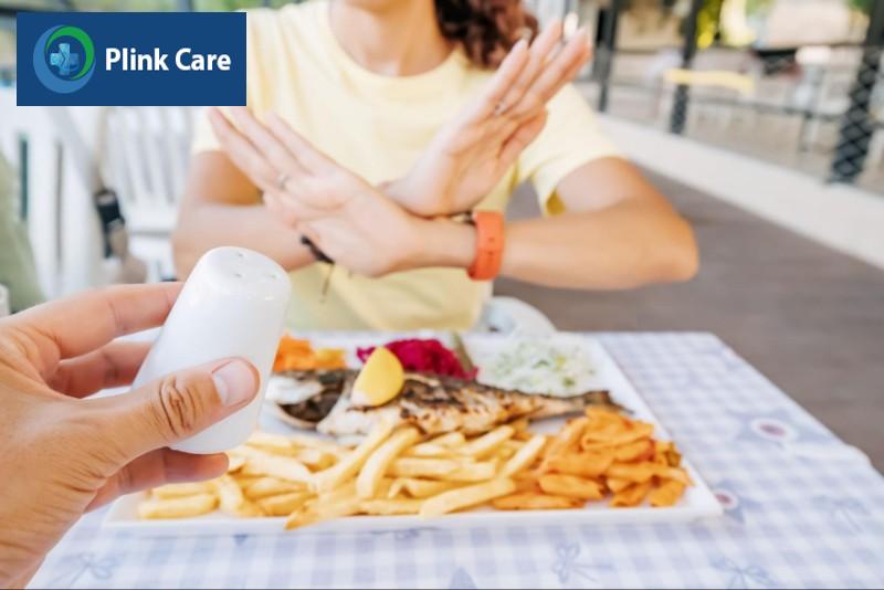 Đau nửa đầu kiêng ăn gì? thực phẩm chứa nhiều muối