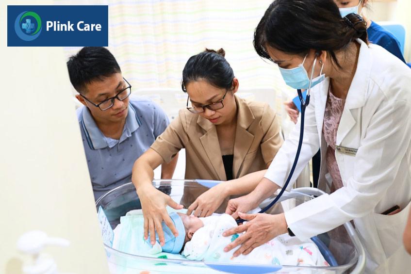Gia đình tái khám cho bé sau khi thực hiện điều trị tim bẩm sinh tại PlinkCare