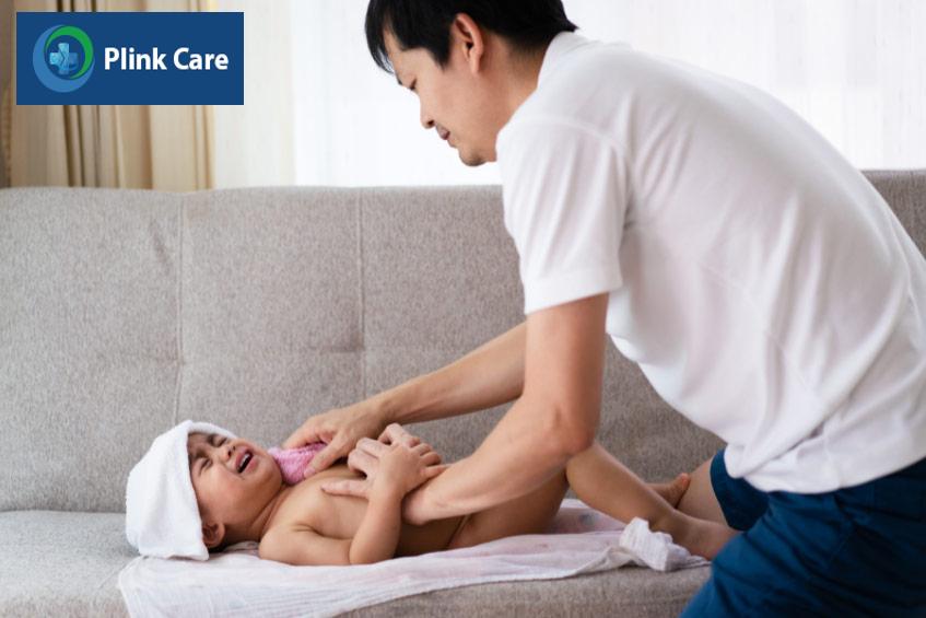 hạ sốt cho trẻ bằng cách dùng khăn sạch thấm nước ấm lau người cho trẻ