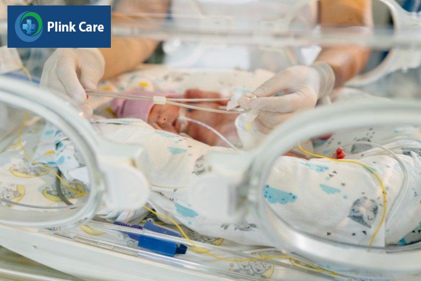 Hình ảnh em bé sinh non 31 tuần tuổi nằm trong lồng ấp