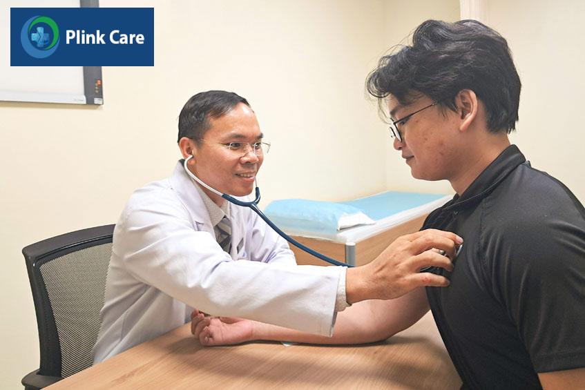 khách hàng được bác sĩ khám tư vấn về bệnh tiểu đường