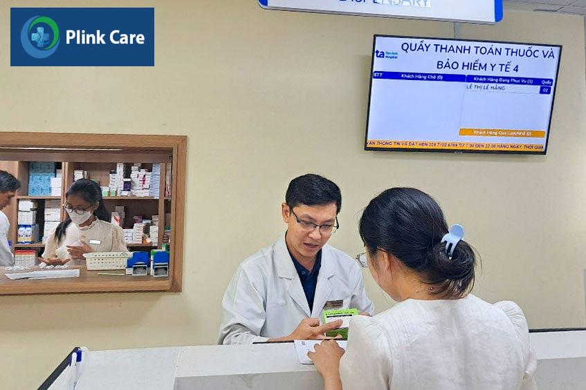 khách hàng nhận thuốc theo toa sau khi khám bệnh tiểu đường