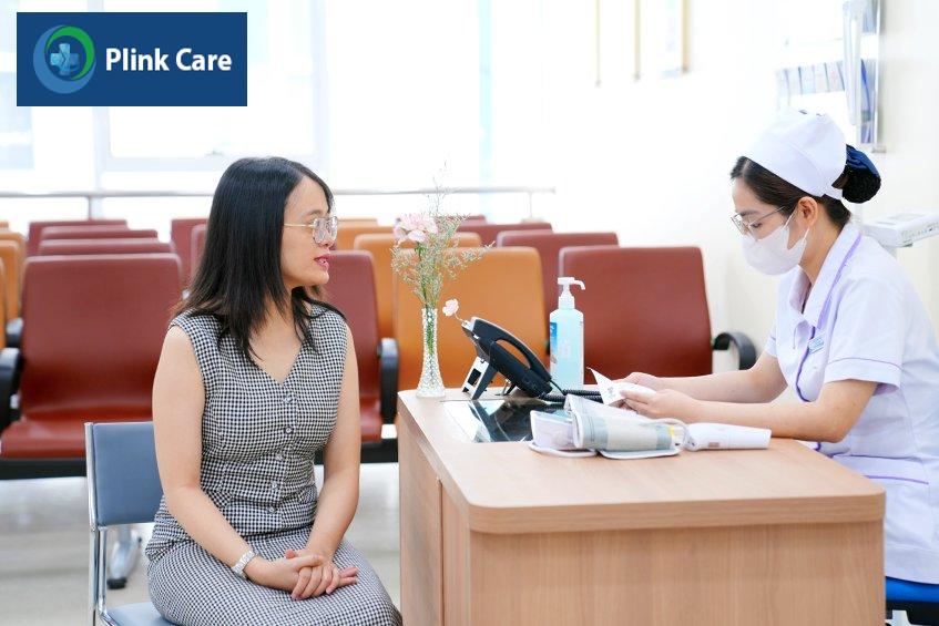 khi phát hiện dấu hiệu cận thị mọi người nên đến bệnh viện để được tư vấn thăm khám mắt