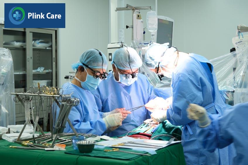Bác sĩ thực hiện phẫu thuật can thiệp điều trị bệnh tim bẩm sinh
