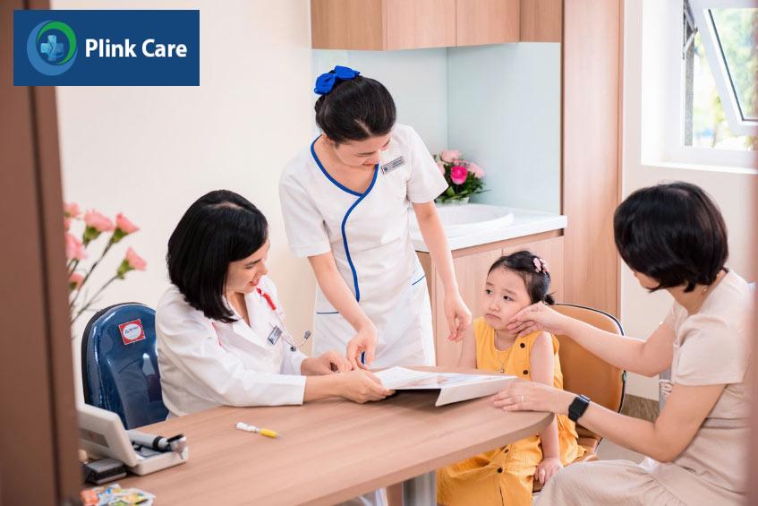 nghi ngờ chậm phát triển nên được đưa đến bệnh viện để bác sĩ kiểm tra và tư vấn điều trị