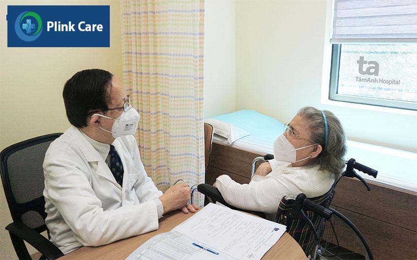 Người cao tuổi bị suy tim cần tuân thủ thăm khám sức khỏe tim mạch theo đúng lịch hẹn của bác sĩ