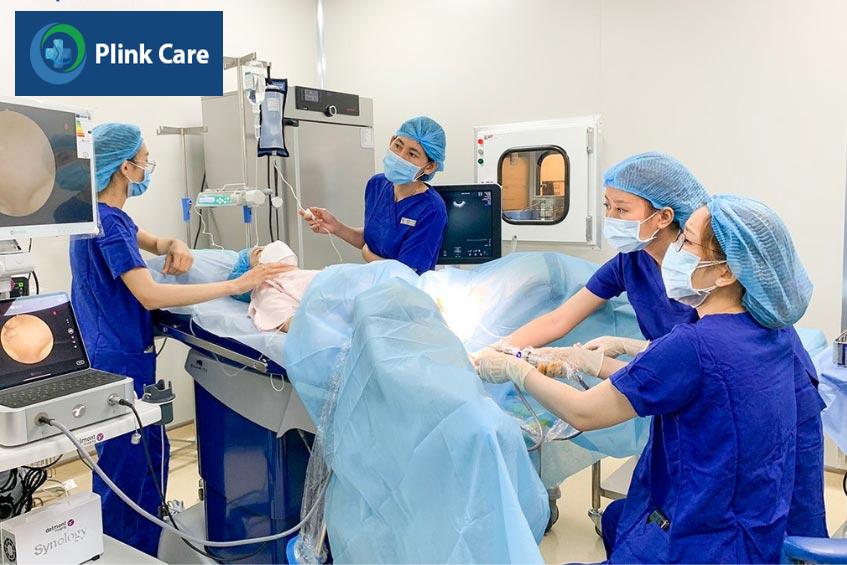 Bác sĩ tiến hành nội soi buồng tử cung chẩn đoán để tìm nguyên nhân chuyển phôi thất bại