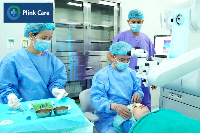 sau phẫu thuật cận thị người bệnh nên chăm sóc mắt theo đúng chỉ dẫn của bác sĩ