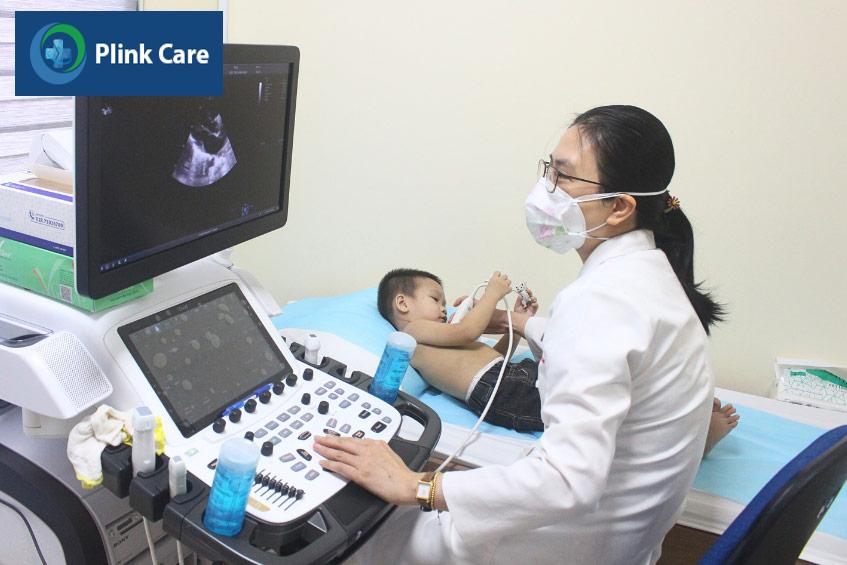 Bác sĩ thực hiện siêu âm tim chẩn đoán bệnh tim bẩm sinh cho trẻ