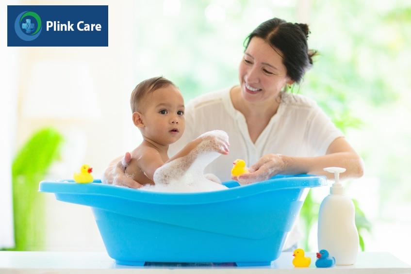 Tắm rửa sạch sẽ giúp trẻ bị sởi cảm thấy thoải mái