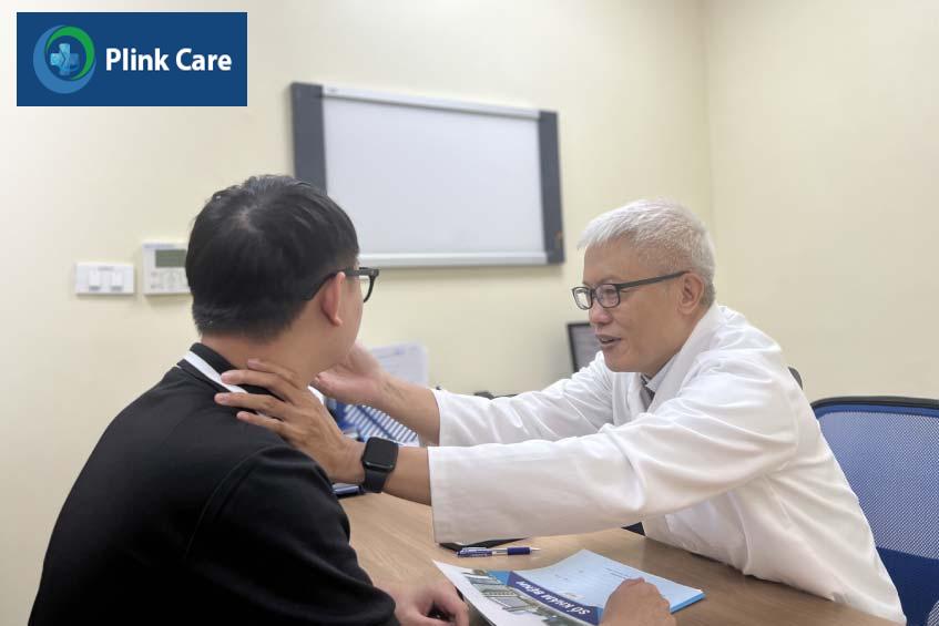 thạc sĩ bác sĩ đoàn minh trông đang khám cho người bệnh