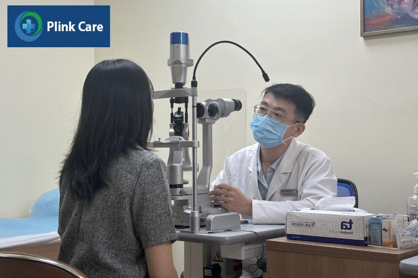 thạc sĩ bác sĩ phạm huy vũ tùng đang khám mắt cho người bệnh