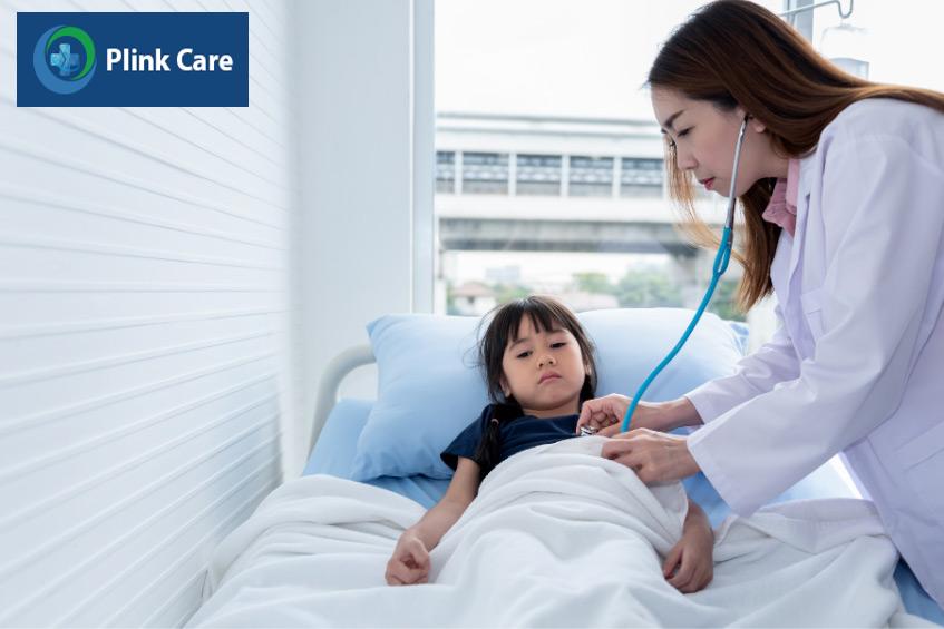 Bác sĩ thăm khám và theo dõi bệnh nhân tại bệnh viện sau bít dù thông liên nhĩ