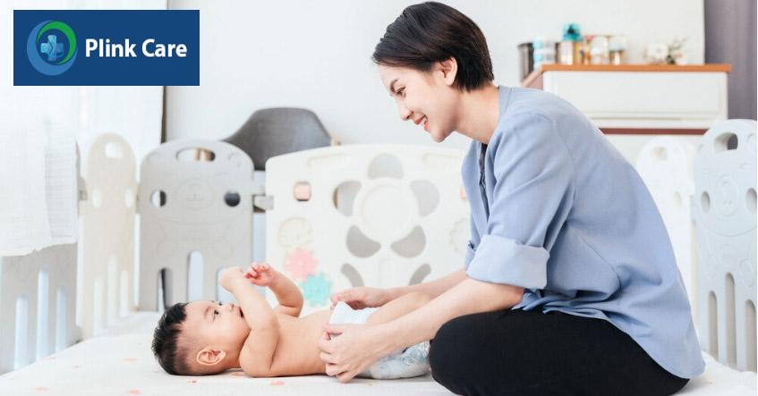 thay tã thường xuyên, vệ sinh đúng cách giúp phòng ngừa viêm bàng quang