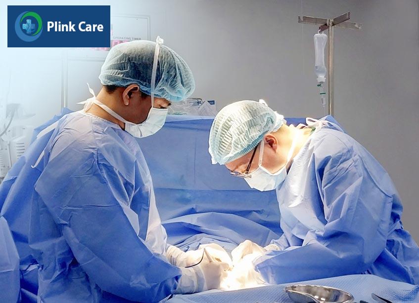 thực hiện phẫu thuật thắt ống dẫn tinh cho người bệnh