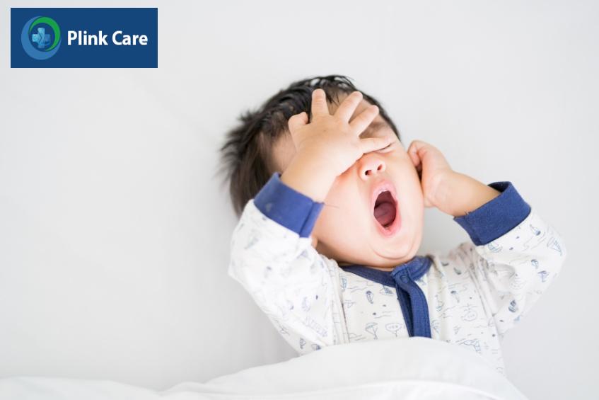 Tránh để trẻ bị sởi tiếp xúc với ánh sáng mạnh